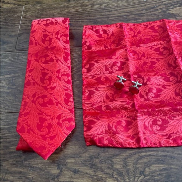 Elegant Red Paisley Tie Set - Picture 4 of 4
